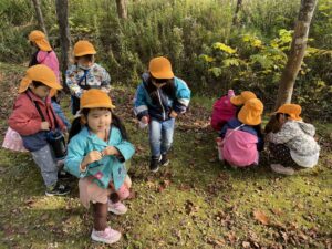 年中　「どんぐり拾い」